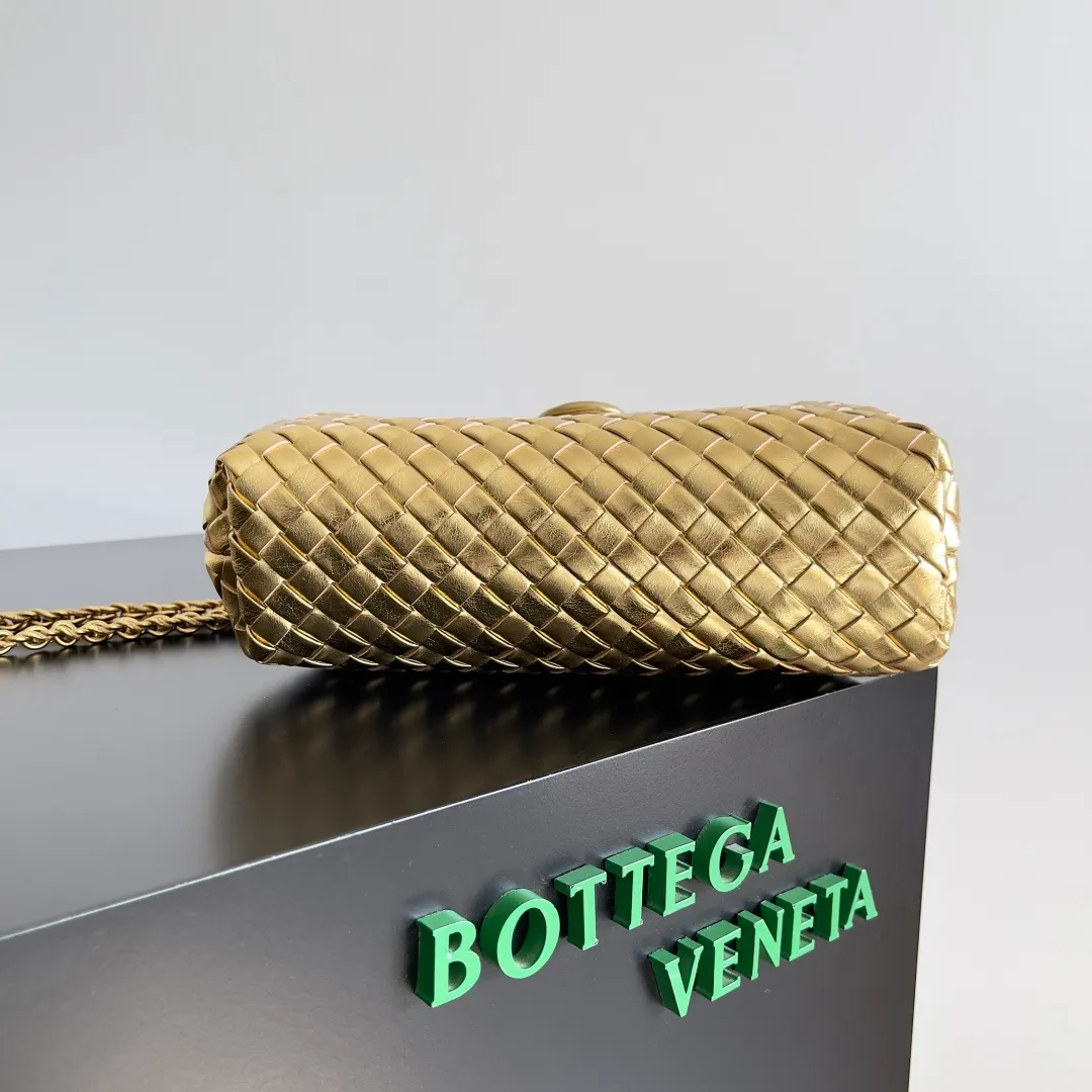 Batch 1880 BOTTEGA VENETA LAUREN 1980 small clutch bag is new! The small size that many people squat on is finally here. The self-adjustable zipper is a highlight of this bag. After being removed, it can be used as a handbag for important occasions. One bag unlocks two carrying methods at the same time. It is practical and has a unique sense of structure and beautiful lines. It is more elegant than a small cloud. It is a tribute to the classics and the pursuit of modernity. Style number: 804038 Size: 27*15*8cm